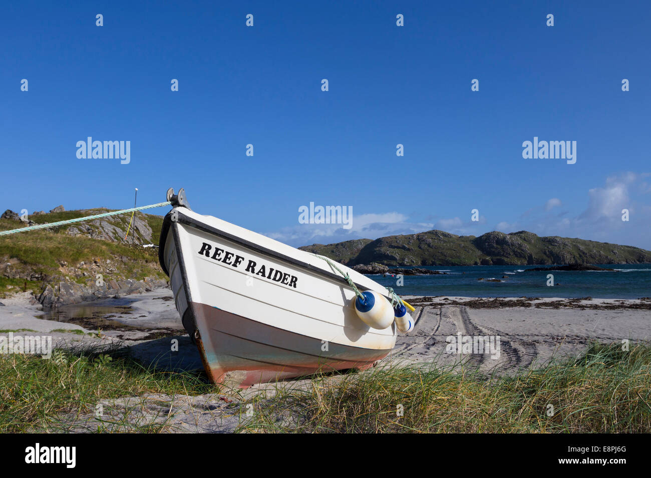 Bateau sur la plage dans le petit village côtier de projets, Isle Of Lewis Hebrides Scotland UK Banque D'Images