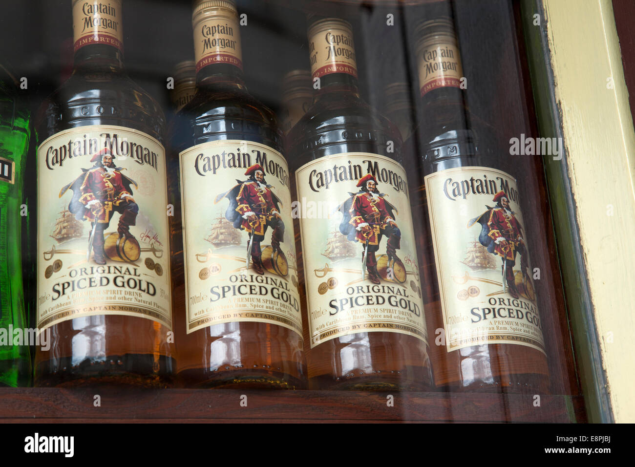 Captain Morgan Spiced Rum dans Fenêtre Bar Banque D'Images