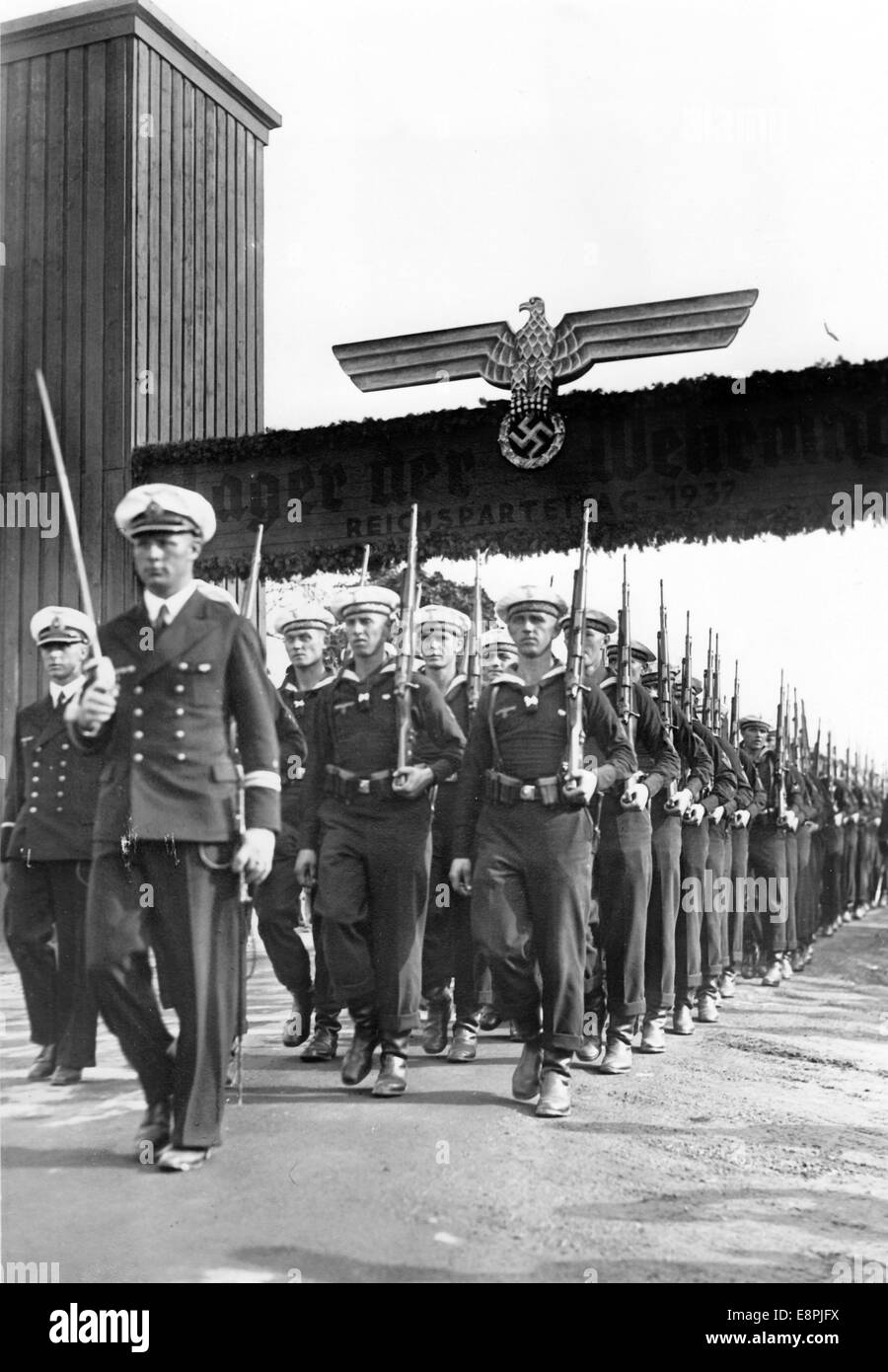 Rallye de Nuremberg 1937 à Nuremberg, Allemagne - les soldats en formation pour devenir des officiers non-officiers de la marine allemande marchent dans le camp de la Wehrmacht allemande (forces armées) à la périphérie de Nuremberg le 03 septembre 1937. (Défauts de qualité dus à la copie historique de l'image) Fotoarchiv für Zeitgeschichtee - PAS DE SERVICE DE FIL Banque D'Images