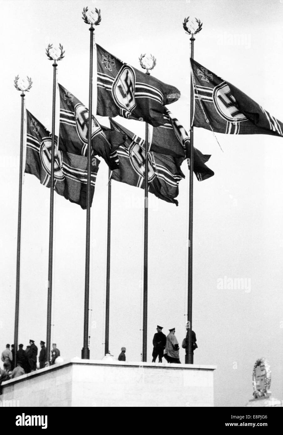 Rallye de Nuremberg 1937 à Nuremberg, Allemagne - les drapeaux de guerre allemands de Reich (Reichskriegsflagge) flottent à l'occasion du « Wehrmacht Day » sur le stand de Zeppelin Field, sur les lieux de rassemblement du parti nazi. Fotoarchiv für Zeitgeschichtee - PAS DE SERVICE DE VIREMENT - Banque D'Images