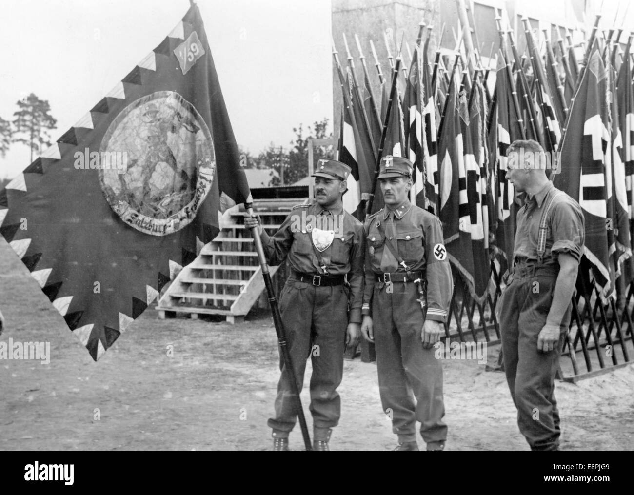 Rallye de Nuremberg 1938 à Nuremberg, Allemagne - les membres de la Sturmabteilung (sa) présentent le premier drapeau autrichien sa 'Salzburg erwache' (Salzburg Eveil) sur le lieu de rassemblement du parti nazi à l'occasion du soi-disant 'Congrès du Parti de la Grande Allemagne'. (Défauts de qualité dus à la copie historique de l'image) Fotoarchiv für Zeitgeschichtee - PAS DE SERVICE DE FIL - Banque D'Images