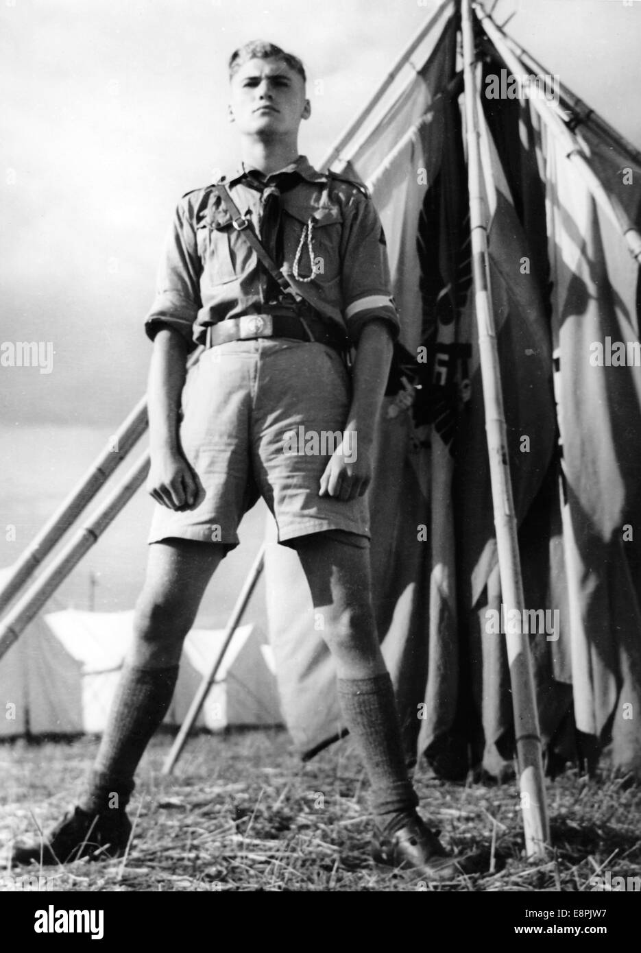 Rallye de Nuremberg 1937 à Nuremberg, Allemagne - Un membre de la Jeunesse Hitler garde un drapeau dans un camp à la périphérie de Nuremberg. Fotoarchiv für Zeitgeschichtee - PAS DE SERVICE DE FIL – Banque D'Images