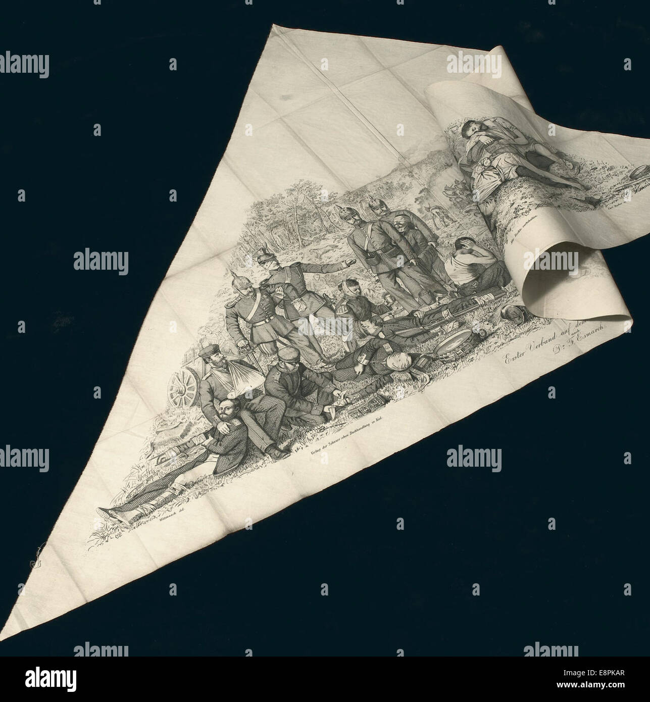 Cette illustration du travail de Friedrich von Esmarch représente l'application d'un bandage triangulaire sur un champ de bataille, une partie essentielle de l'entraînement aux premiers secours en temps de guerre. Banque D'Images