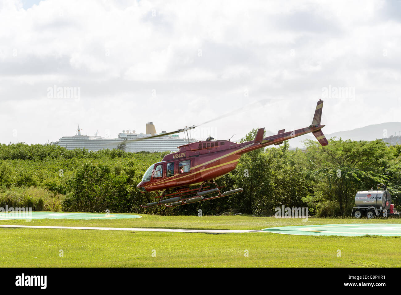 Caraïbes hélicoptère Bell 206L, Long-Ranger Fort Road, St John's, Antigua Banque D'Images