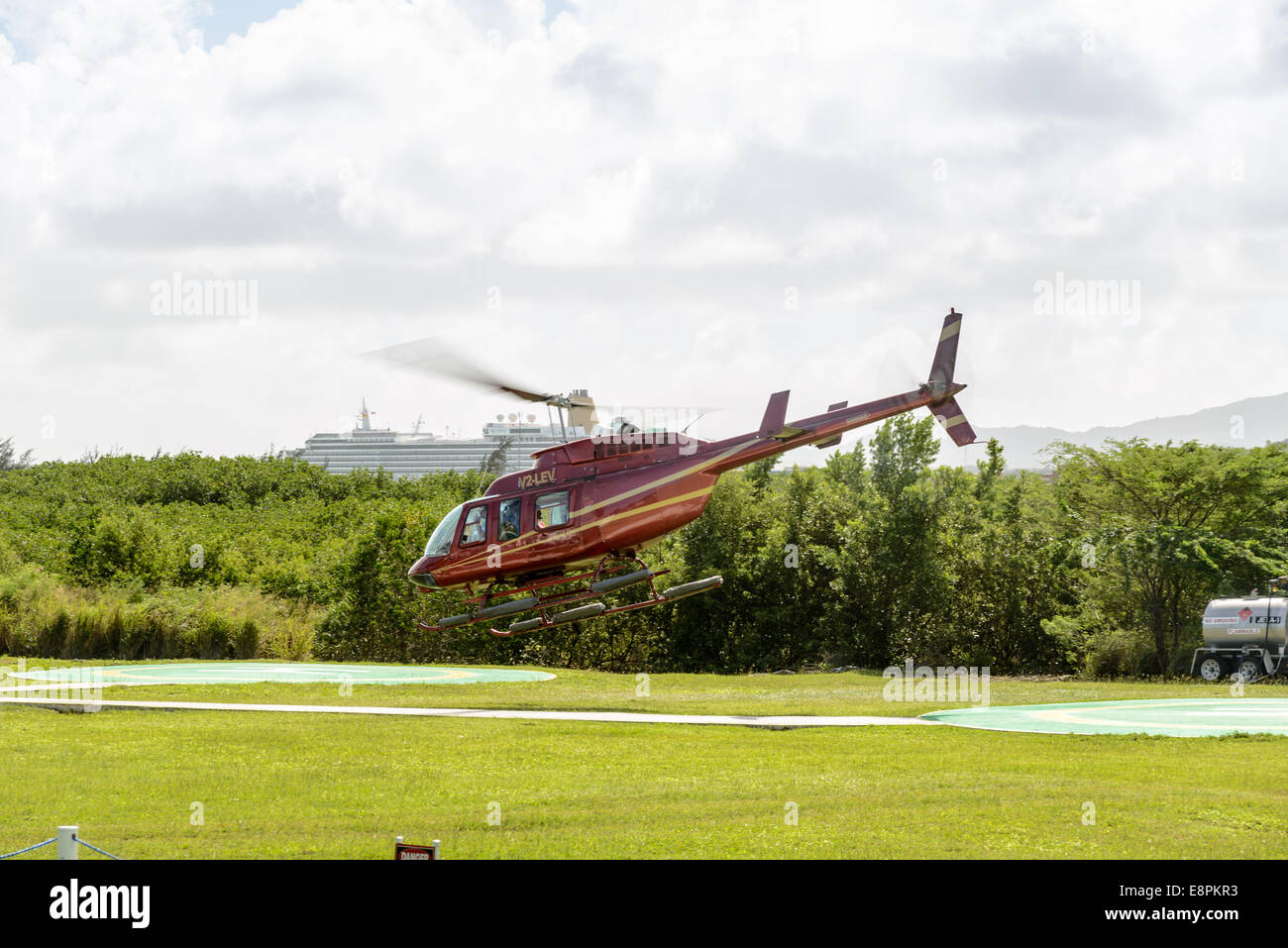 Caraïbes hélicoptère Bell 206L, Long-Ranger Fort Road, St John's, Antigua Banque D'Images