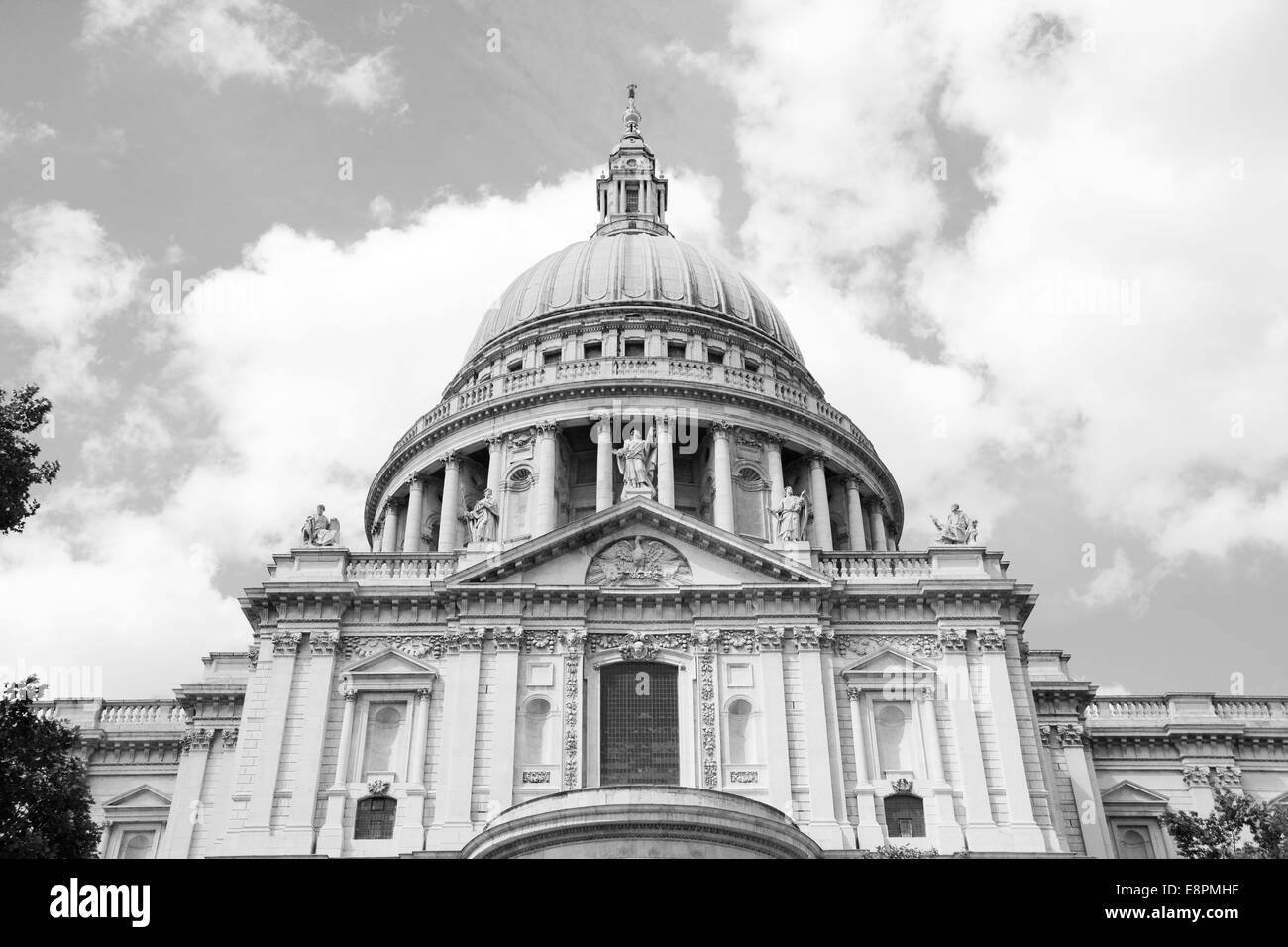 English Baroque façade sud de la Cathédrale St Paul à Londres, Angleterre - traitement monochrome Banque D'Images