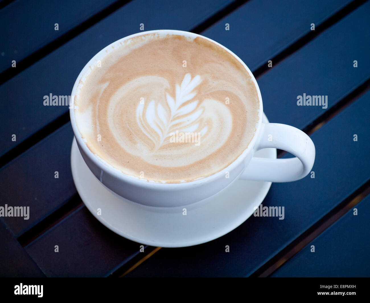 Un classique de caffè latte (latte art) à partir d'établir par Tish Cafe à Saskatoon, Saskatchewan, Canada. Banque D'Images