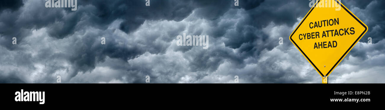 Une attention en face de nuages de tempête d'avertissement 'Cyberattaques.' Grand Angle, Vue Panoramique pour le web et des panneaux publicitaires. Banque D'Images
