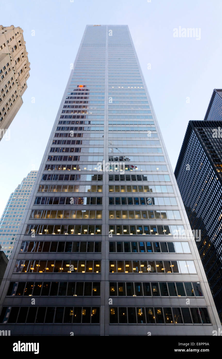 Mur de verre d'un immeuble de grande hauteur dans le centre-ville de Toronto Banque D'Images