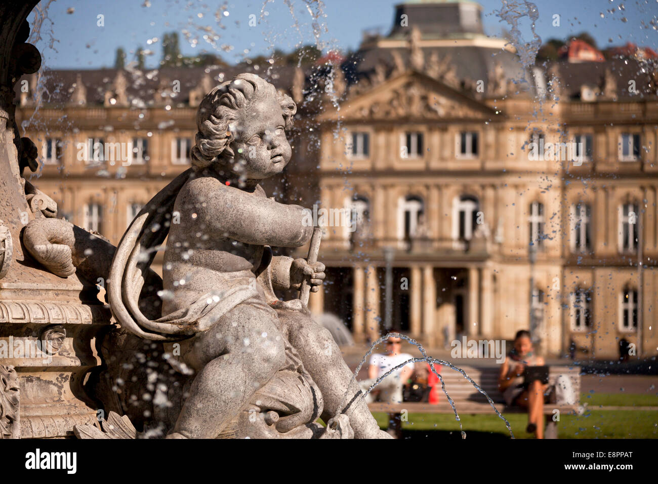 Statue fontaine sur place Schloßplatz et le Nouveau Palais à Stuttgart, Bade-Wurtemberg, Allemagne, Europe Banque D'Images
