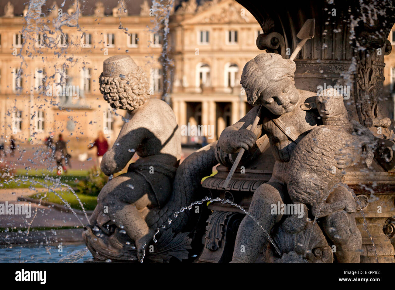 Fontaine sur la place Schloßplatz et le Nouveau Palais à Stuttgart, Bade-Wurtemberg, Allemagne, Europe Banque D'Images