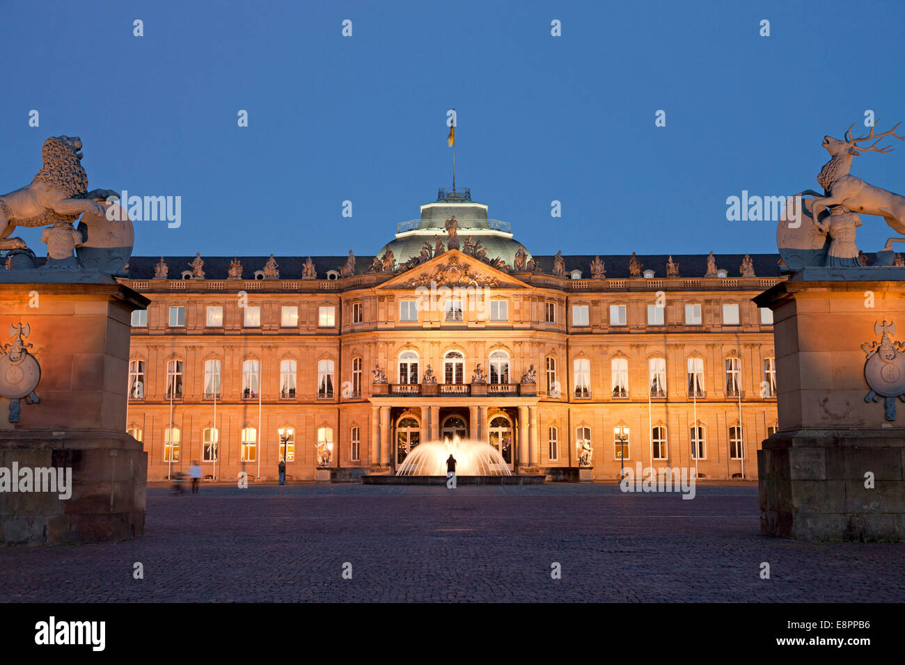 Le nouveau palais de Stuttgart la nuit, Bade-Wurtemberg, Allemagne, Europe Banque D'Images