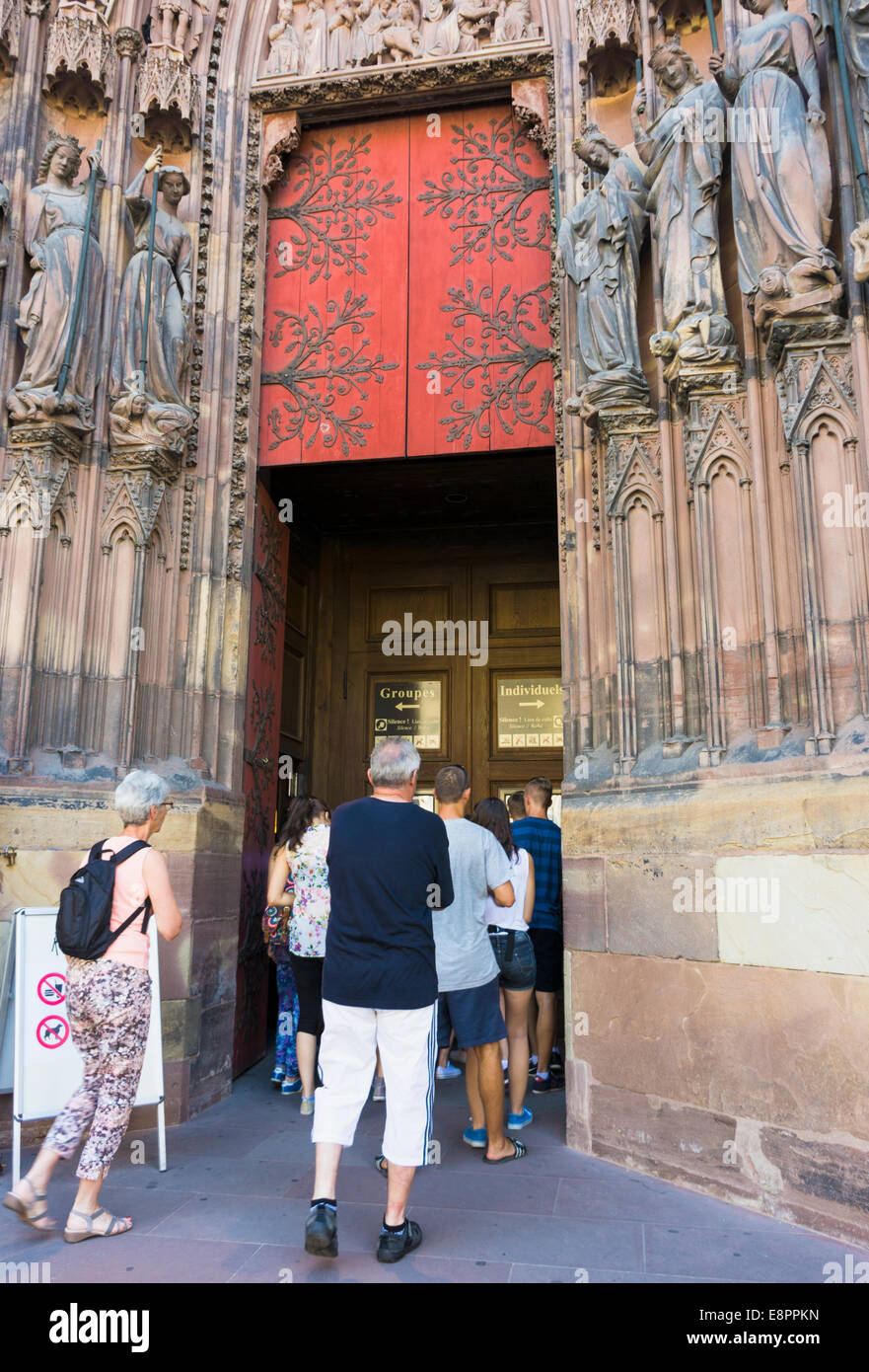 Les touristes d'entrer dans la cathédrale de Strasbourg, Strasbourg, France, Europe Banque D'Images