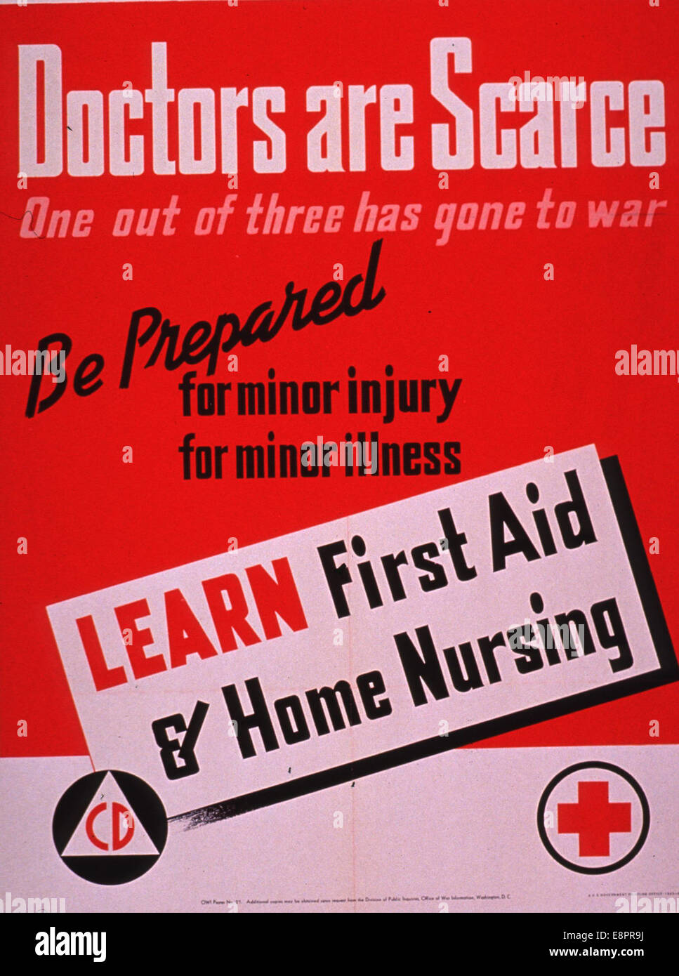 Affiche de la seconde Guerre mondiale produite par le United States Office of War information en 1943. L'affiche souligne la rareté des médecins en temps de guerre, avec un motif rouge et multicolore, avec un logo de la Défense civile et de la Croix-Rouge. Il souligne la nécessité de disposer de personnel médical dans les efforts déployés en temps de guerre. Banque D'Images