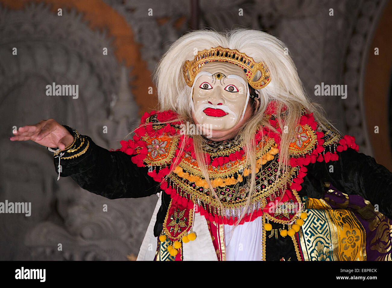 Close-up artiste masqué Topeng Tua dance Ubud Bali Indonésie Banque D'Images