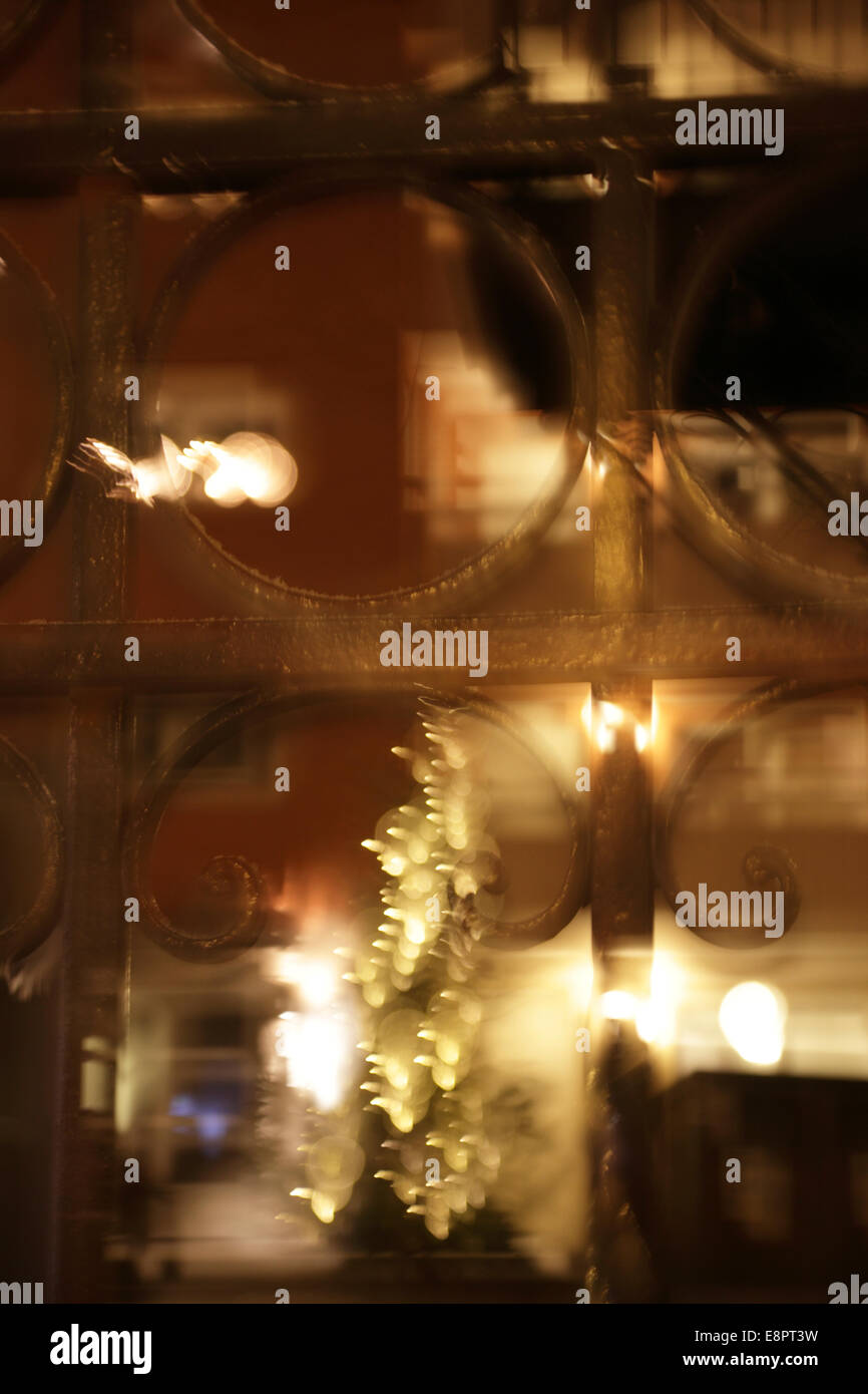 Reflets dans une vitrine. Ville suédoise sur une nuit d'hiver glaciale, floue. Banque D'Images