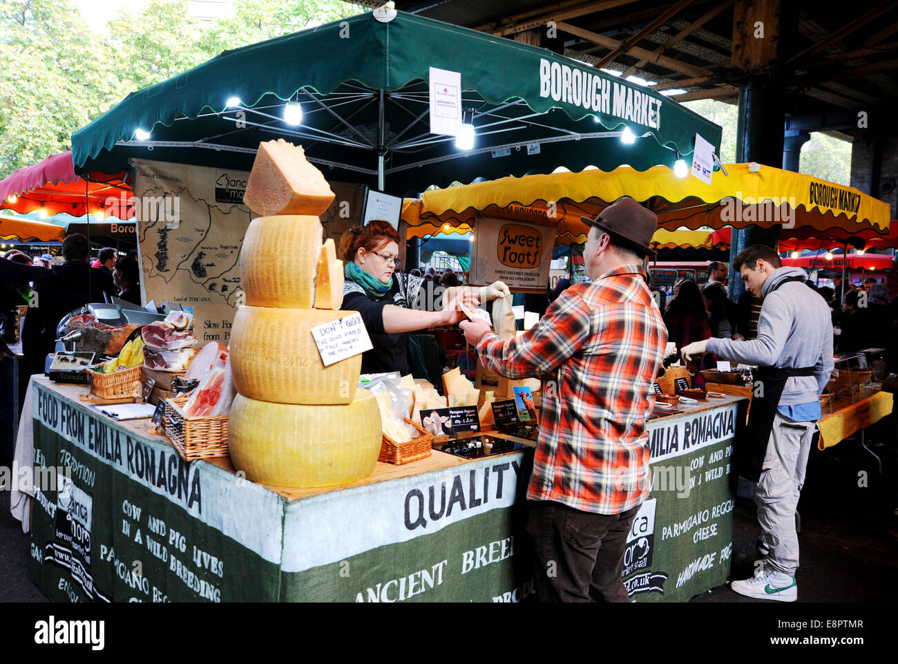 Southwark London UK - Fromage décroche à Borough Market London Southwark UK Photographie prise par Simon Dack Banque D'Images