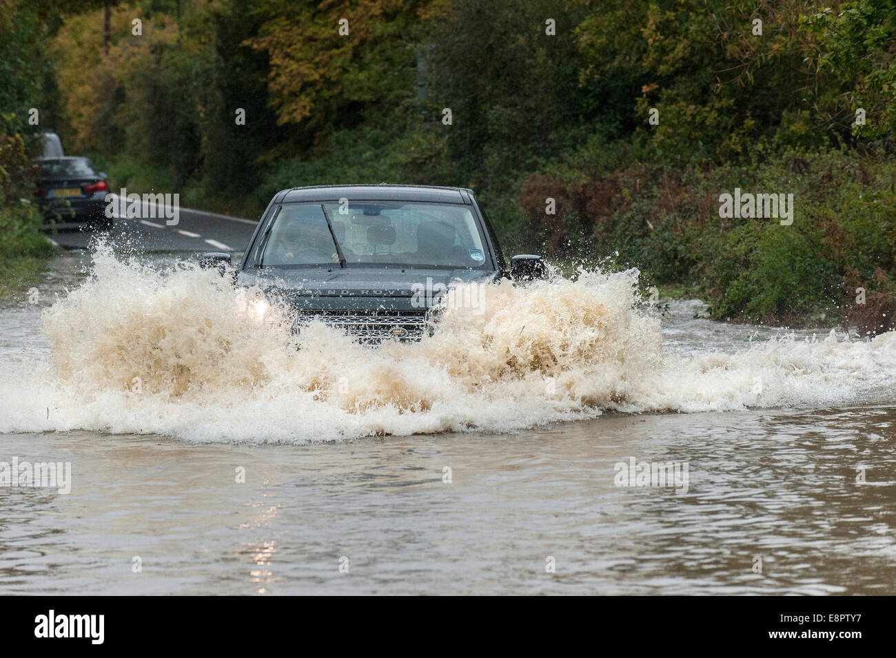 L'Essex, Royaume-Uni. 13 octobre, 2014. La conduite des véhicules par des routes inondées près de Buttsbury dans Essex après une nuit de pluie torrentielle. Credit : Gordon 1928/Alamy Live News Banque D'Images