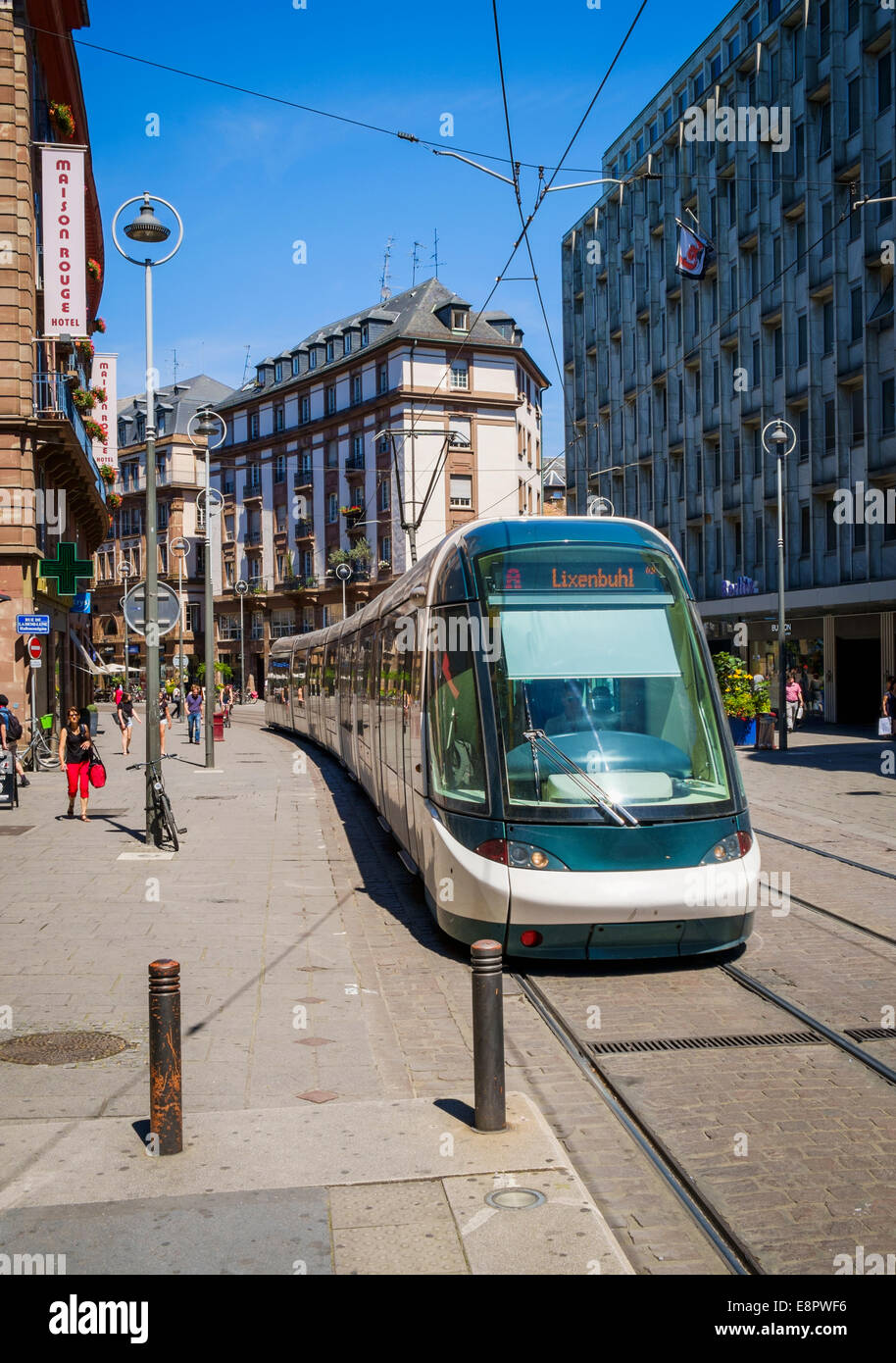 Le tramway dans le centre-ville de Strasbourg, France, Europe Banque D'Images