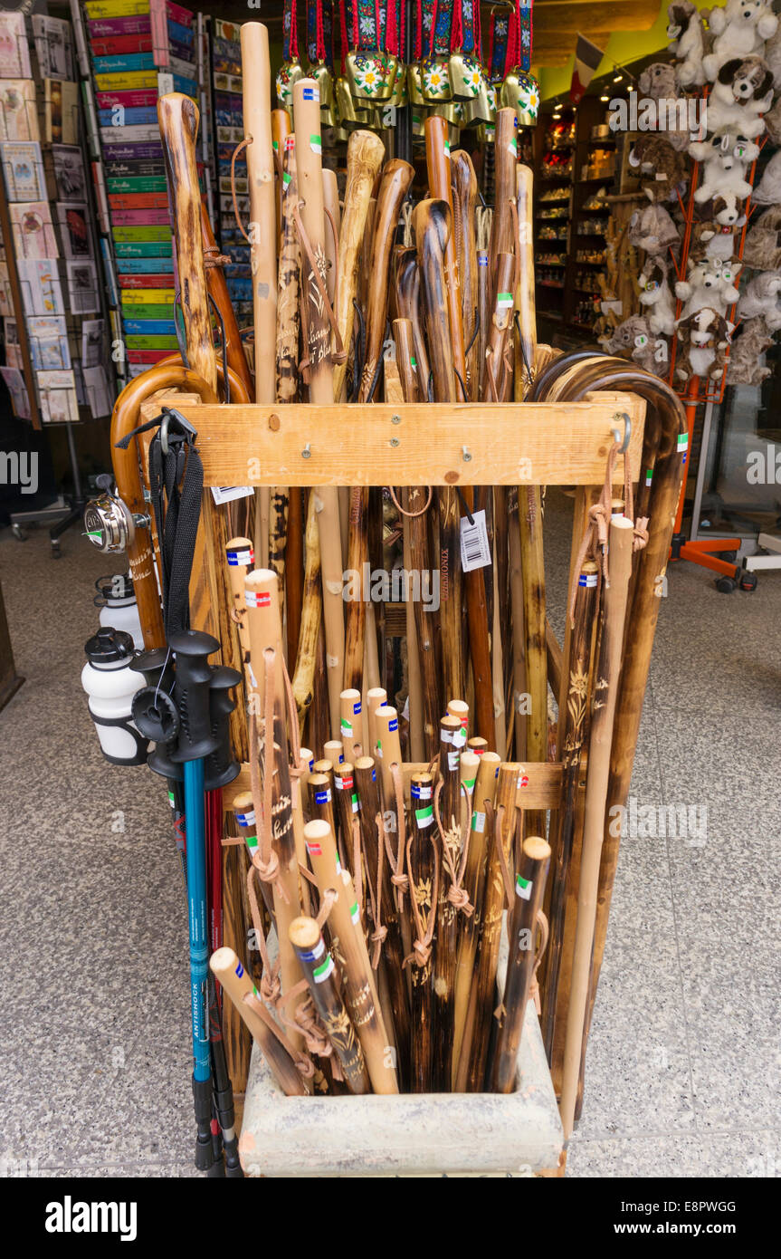 Bâtons de marche en bois sculpté dans une boutique de cadeaux à Chamonix,  Alpes, France, Europe Photo Stock - Alamy