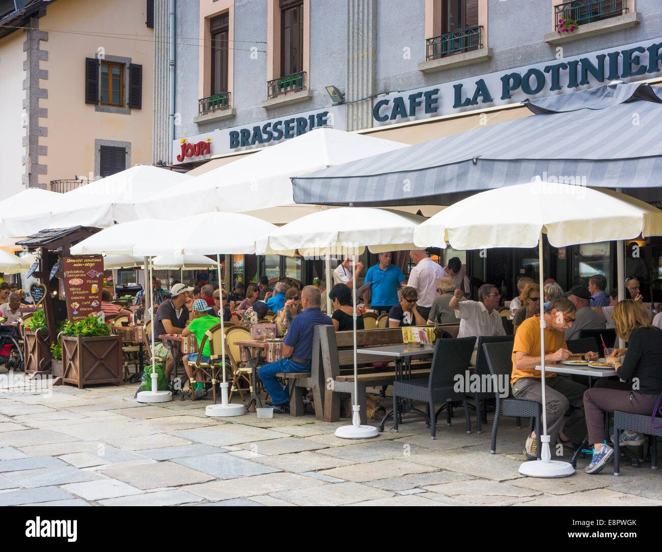 Cafés restaurants avec des gens à Chamonix, France, Europe - en été Banque D'Images