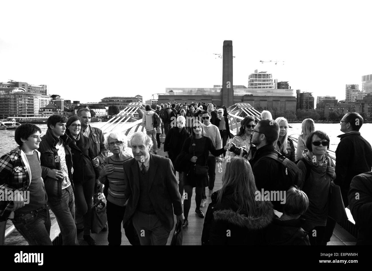 Londres UK - les visiteurs se bous  LW AT  qu'à travers le pont du millénaire à travers la Tamise Banque D'Images