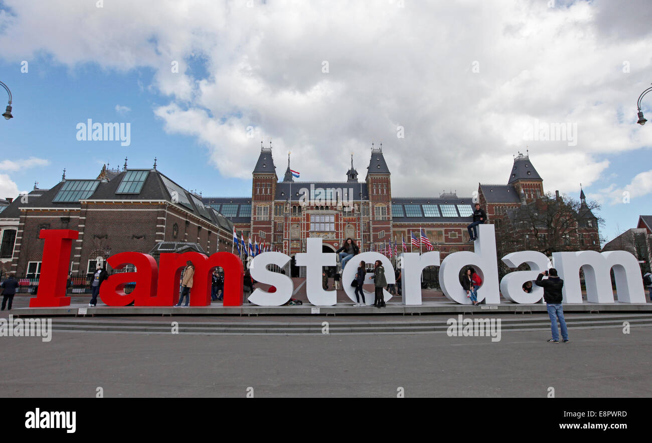 Les gens posent pour les photos dans l 'Amsterdam', à l'arrière du musée Rijks, Amsterdam, Hollande, Pays-Bas Banque D'Images