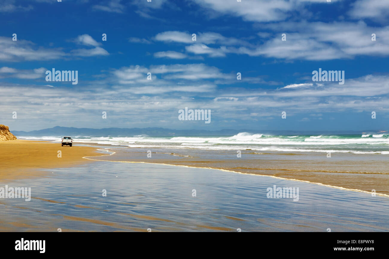 Voiture sur la plage, 90 Mile Beach, en Nouvelle-Zélande Banque D'Images