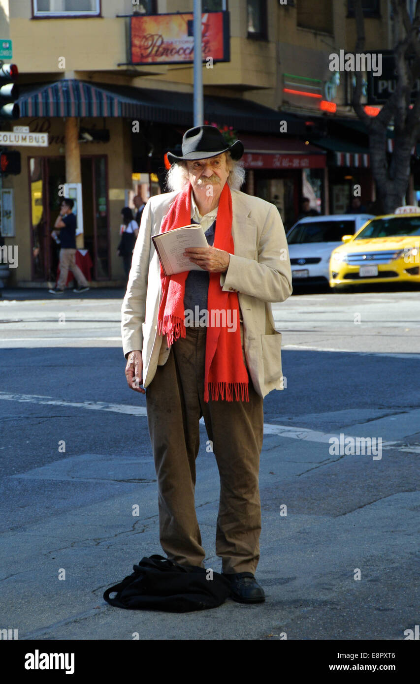 Militant social et poète Jack Hirschman hichikes dans North Beach à San Francisco Banque D'Images