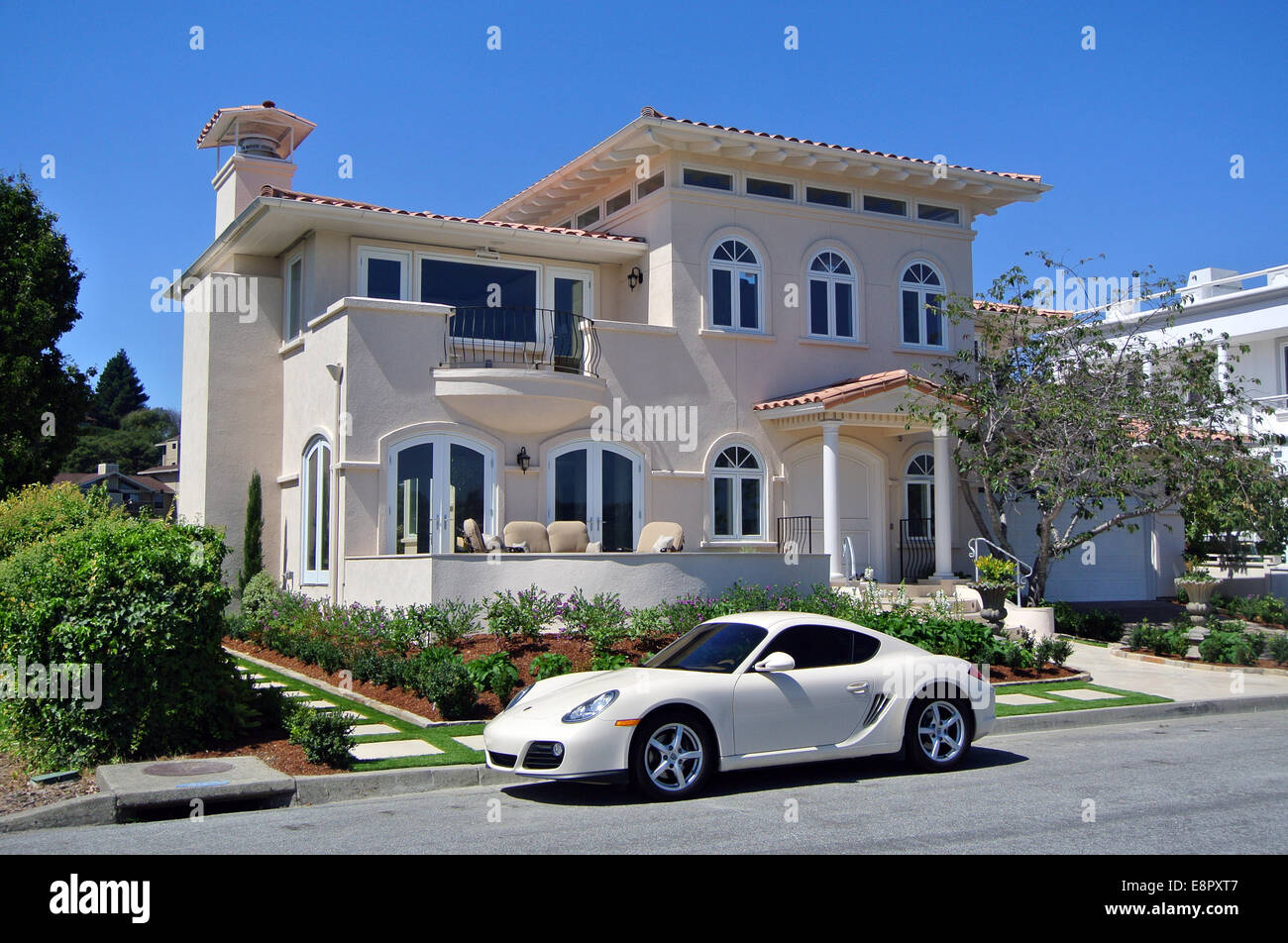 Voiture de sport de luxe garé en face de la baie de luxe/home à Mill Valley en Californie Banque D'Images