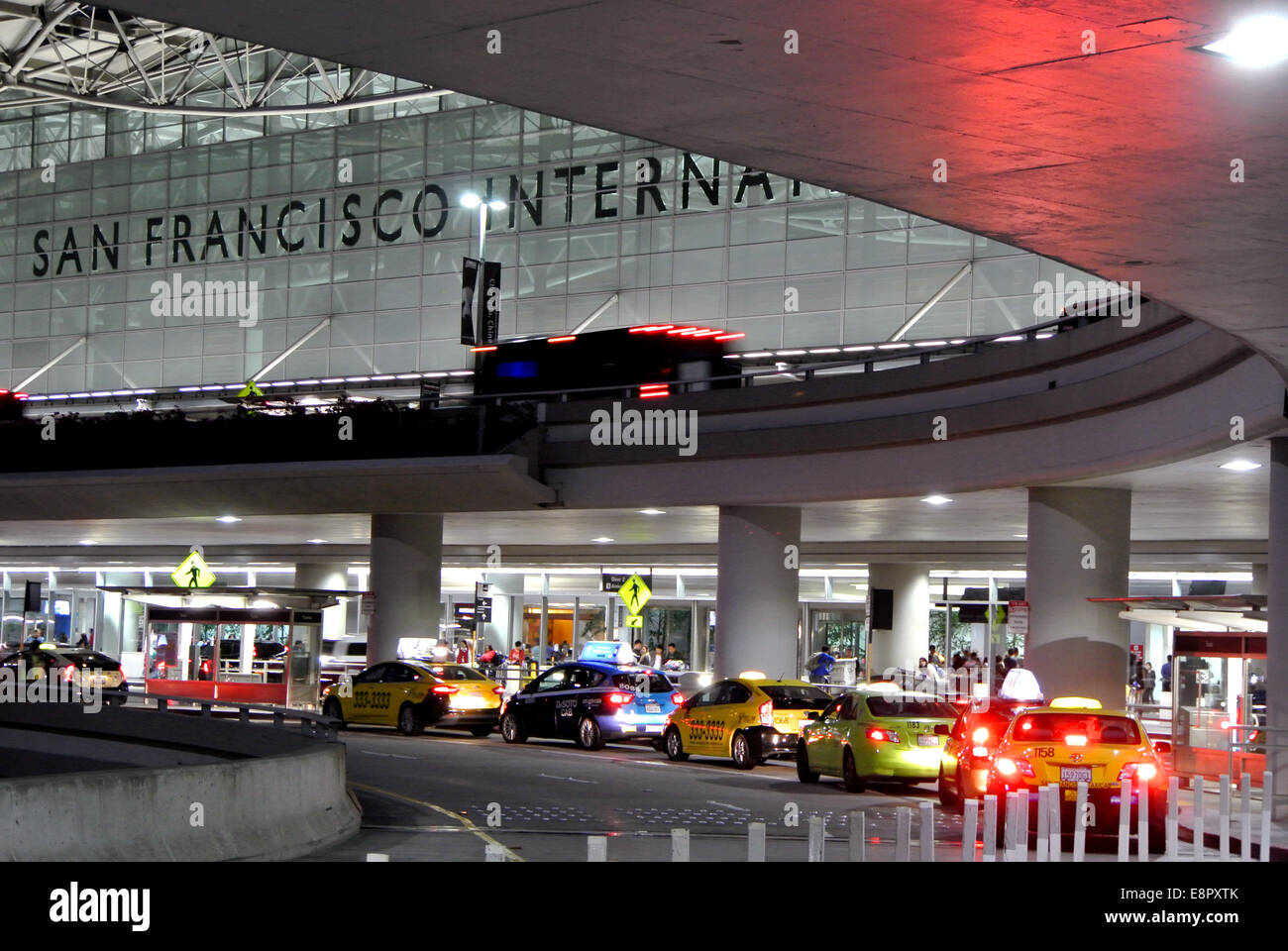 Taxis la queue aux bornes des arrivées à l'aéroport International de San Francisco Banque D'Images