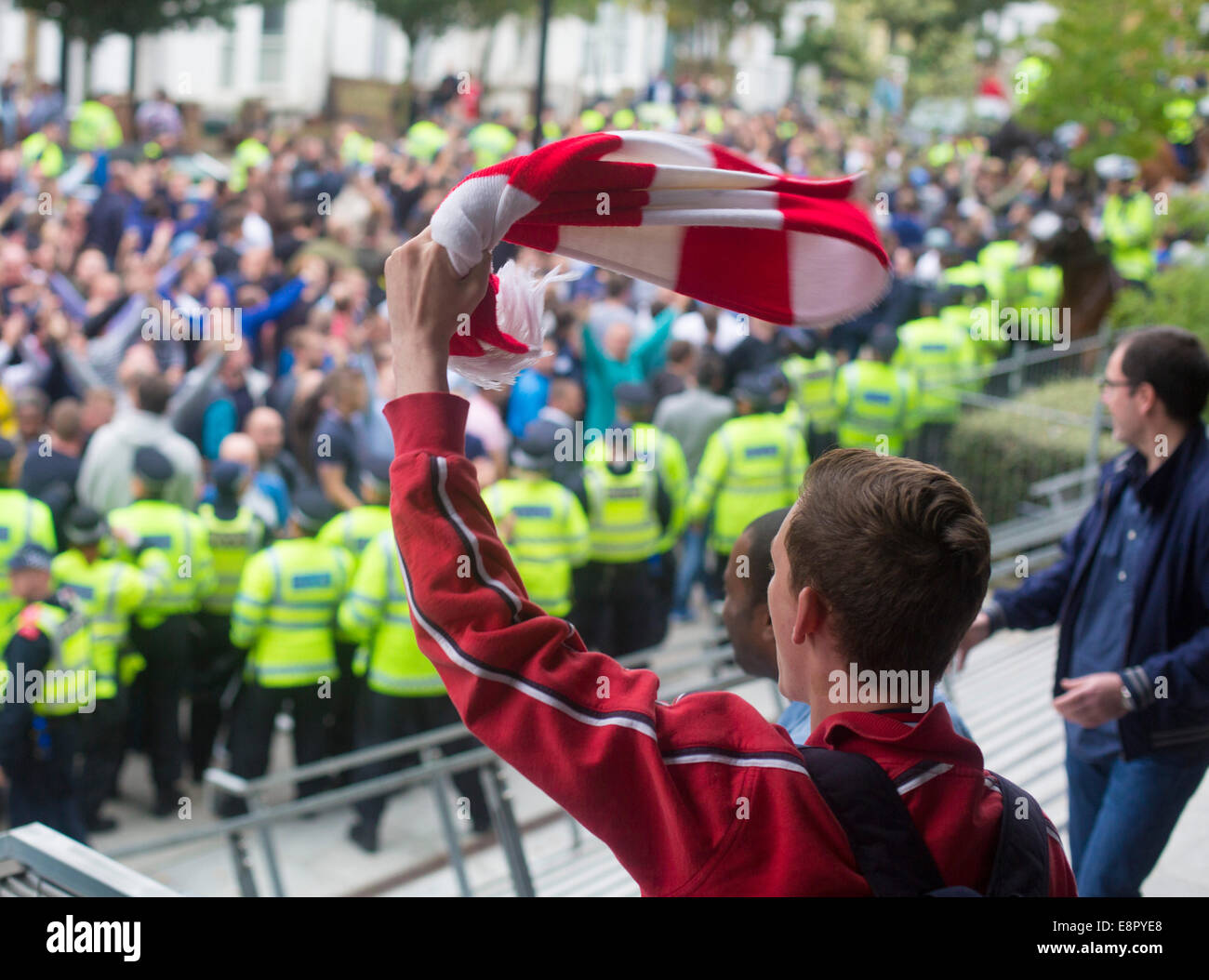 Spurs fans escorté match derby police foule Arsenal Banque D'Images