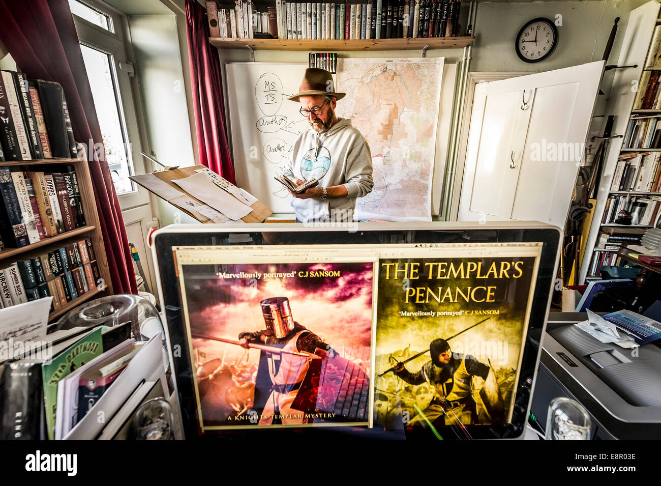 L'auteur Michael Jecks crime historique dans son étude, Dartmoor, Devon UK Banque D'Images