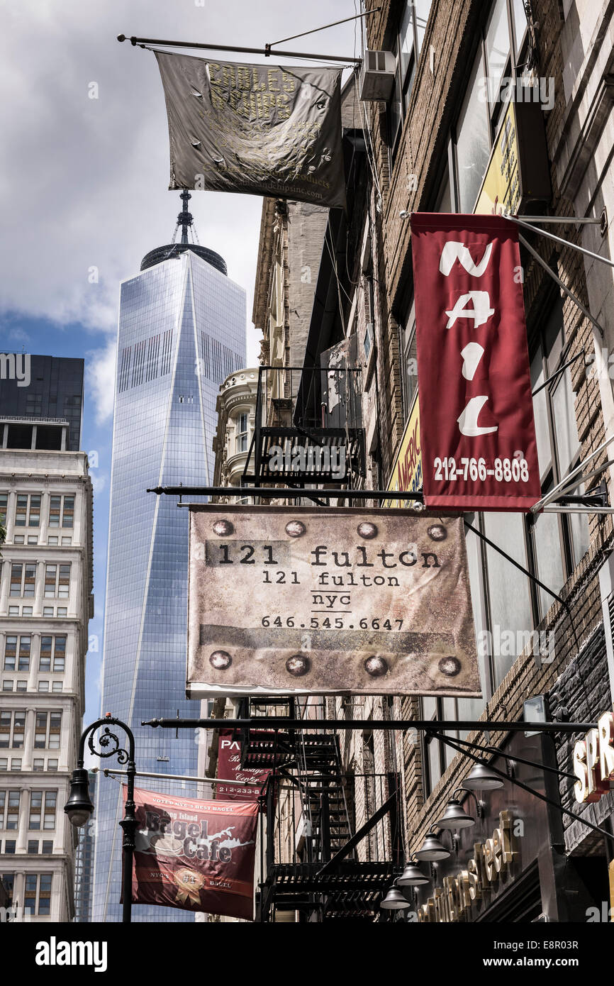 Une vue de Fulton Street, dans le Lower Manhattan à la recherche vers un World Trade Center, mieux connu sous le nom de Freedom Tower, New York Banque D'Images