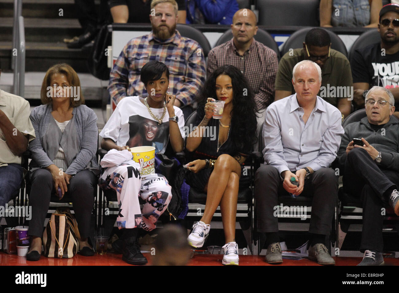 Célébrités à l'Clippers jeu. L'Oklahoma City Thunder a défait les Clippers de Los Angeles par le score final de 107-101 au Staples Center dans le centre-ville de Los Angeles. Comprend : Rihanna Où : Los Angeles, California, United States Quand : 09 Avr 2014 Banque D'Images