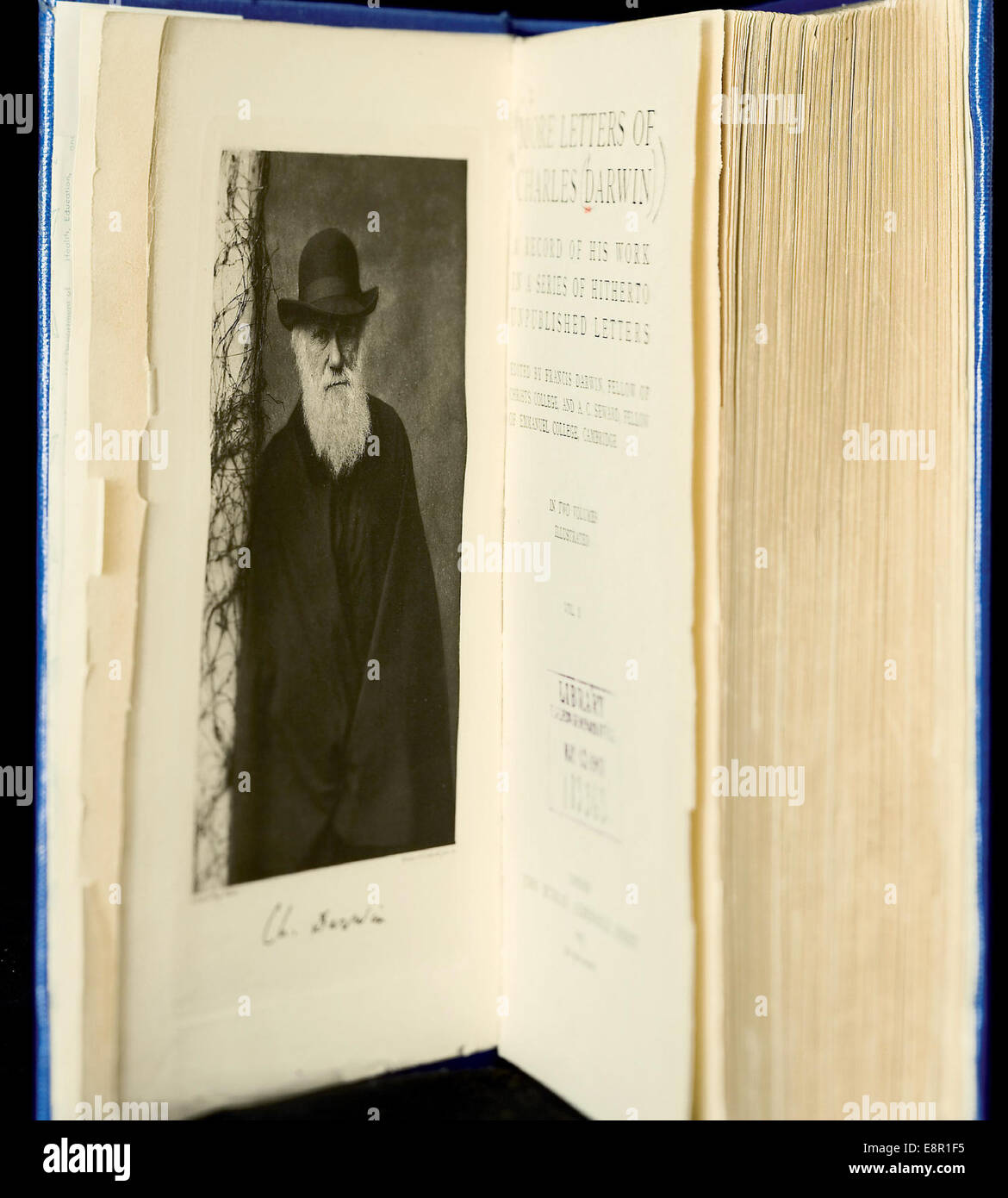 Portrait célèbre de Charles Darwin, naturaliste britannique renommé connu pour sa théorie de l'évolution. Cette image capture son comportement intellectuel, soulignant son importance dans l'histoire scientifique. Banque D'Images