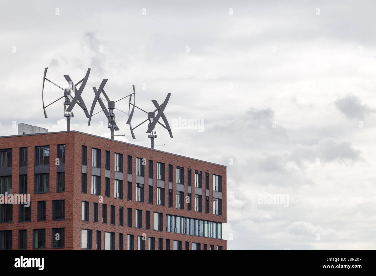 La production d'énergie éolienne au sommet d'un immeuble dans la HafenCity de Hambourg, Allemagne. Banque D'Images