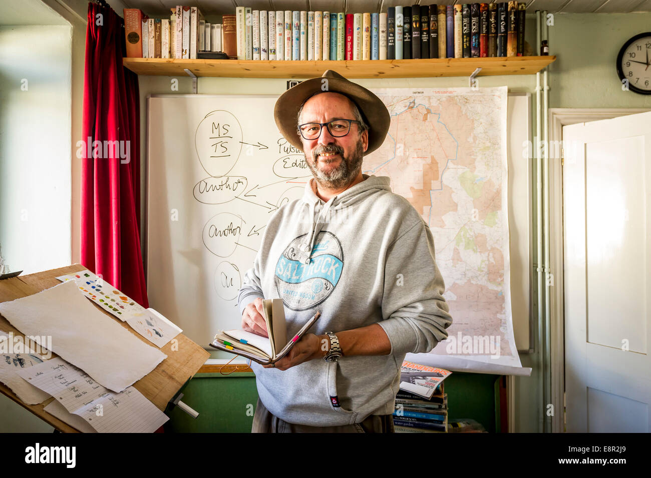 L'auteur Michael Jecks crime historique dans son étude, Dartmoor, Devon UK Banque D'Images