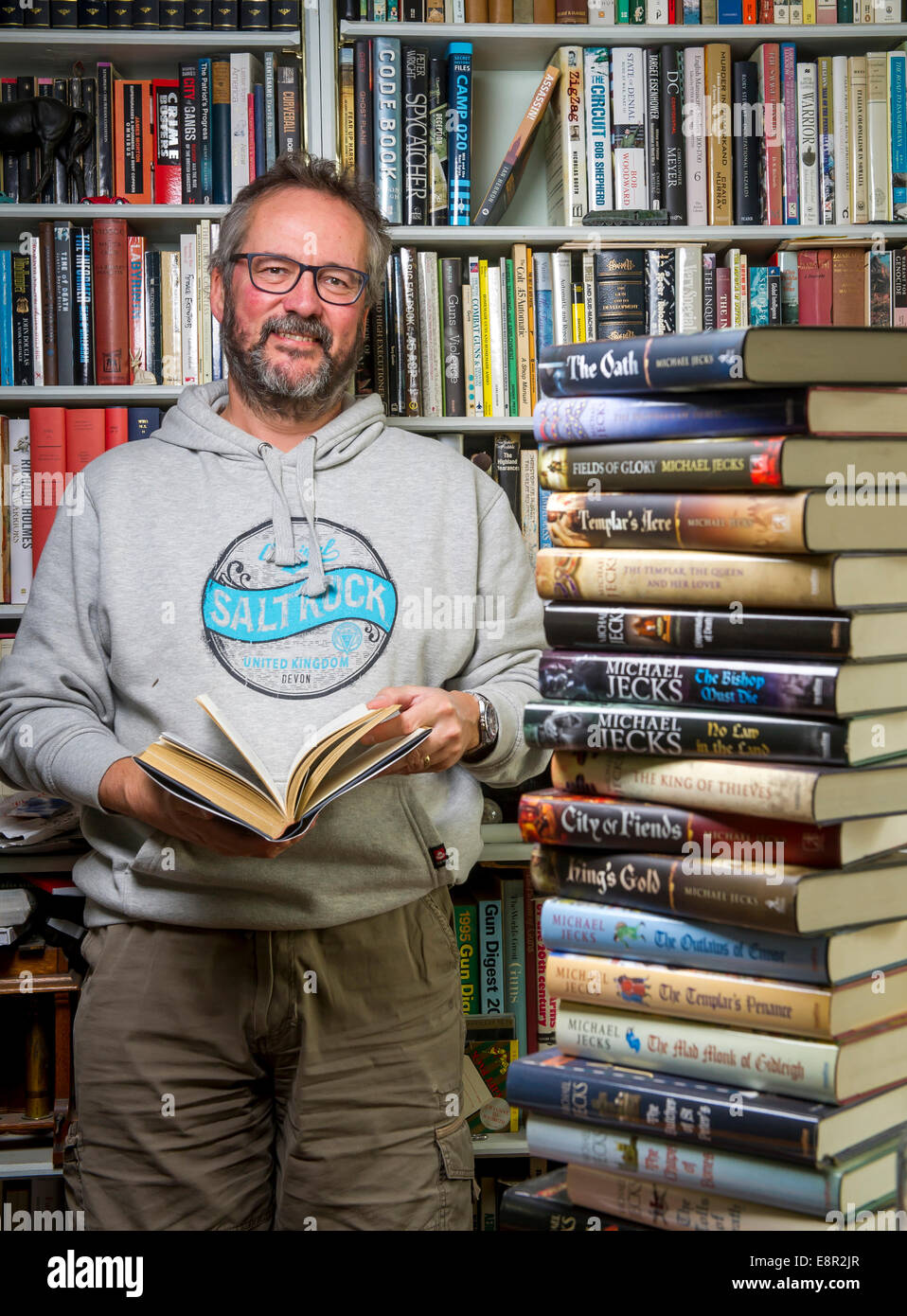 L'auteur Michael Jecks crime historique dans son étude, Dartmoor, Devon UK pile de ses livres en premier plan. Banque D'Images