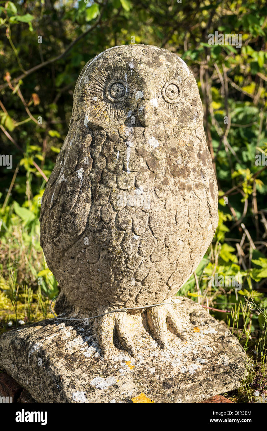 Stone owl sculpture Banque de photographies et d'images à haute résolution  - Alamy
