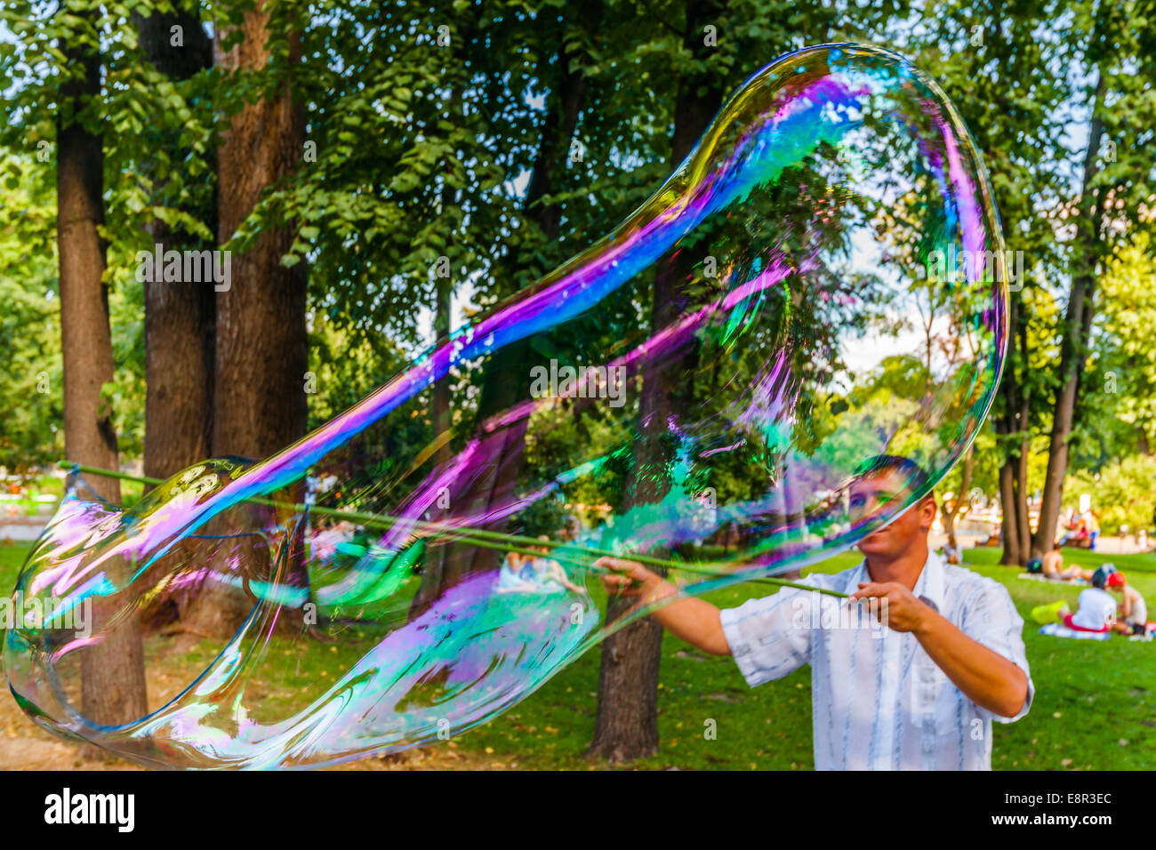 Moscou, Russie. 19 Juillet 2014 : homme non identifié fait énorme bulle de savon à Moscou le parc Gorky Banque D'Images