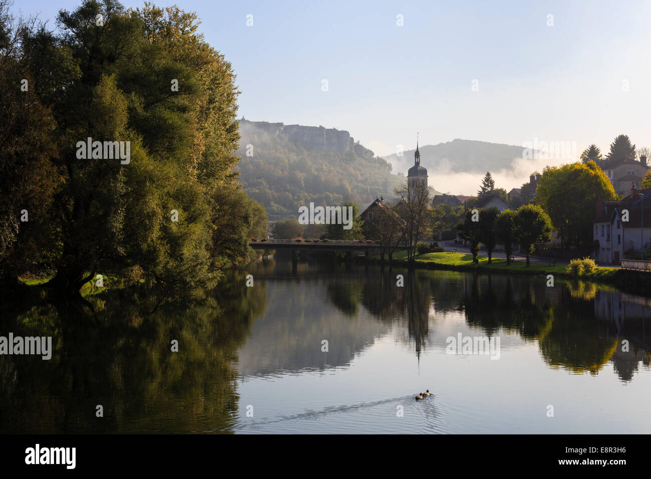 Sur scène paisible rivière Loue avec tôt le matin dans la brume d'automne vallée de la Loue dans les montagnes du Jura. Ornans Doubs Franche-Comté France Banque D'Images