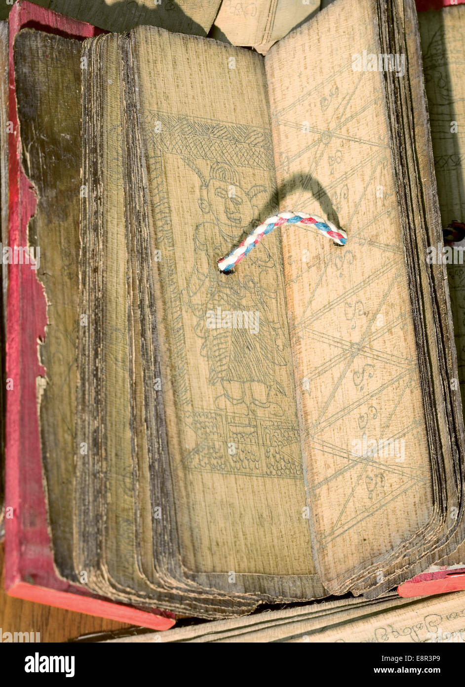 Description de l'image : Image de feuilles opposées en cinghalais palm-leaf medical manuscripts (ca 1700) également connu sous le nom de charmes médicaux (MS Banque D'Images