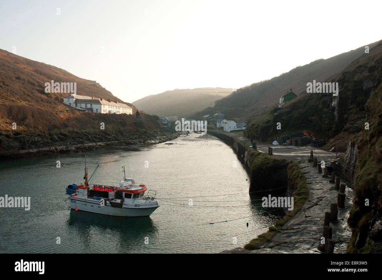 Boscastle Harbour à Cornwall par une froide matinée de janvier claire. Banque D'Images