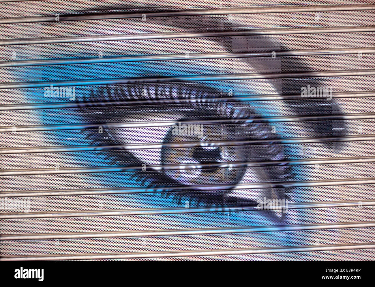 Un œil peint sur une porte d'atelier fermé à Séville, Andalousie, Espagne Banque D'Images
