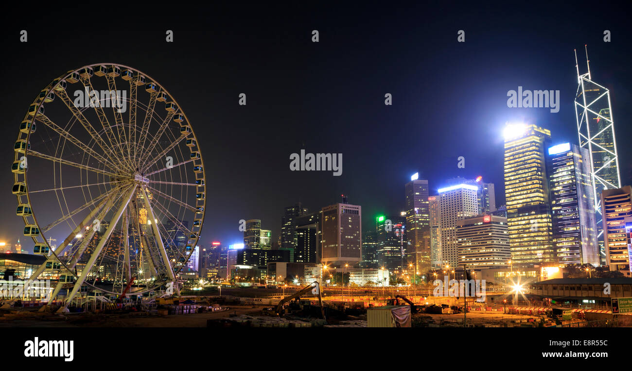 Gratte-ciel et la grande roue à Central, Hong Kong Banque D'Images