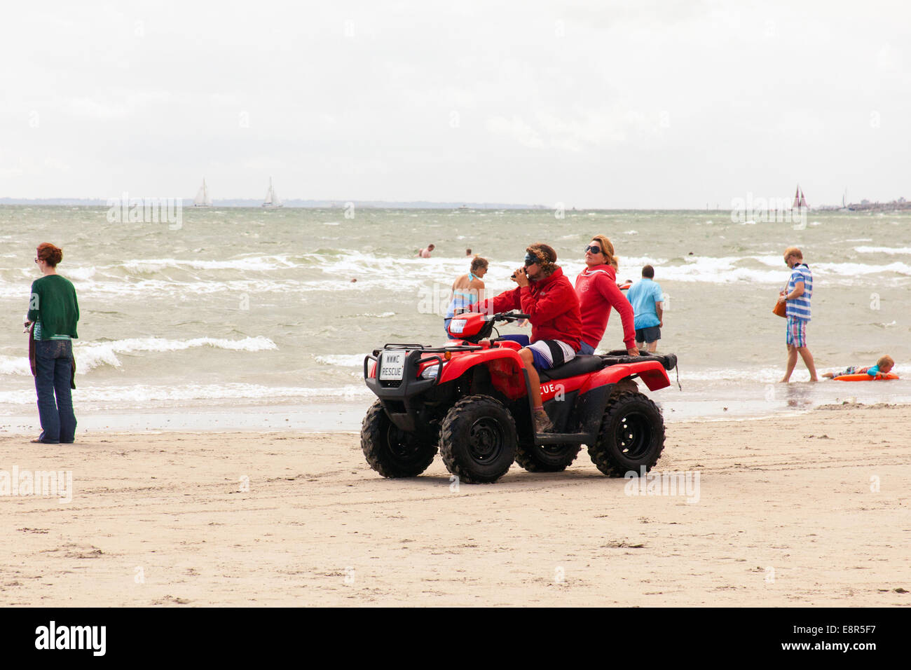 Des sauveteurs à West Wittering Beach, West Sussex, Angleterre, Royaume-Uni. Banque D'Images
