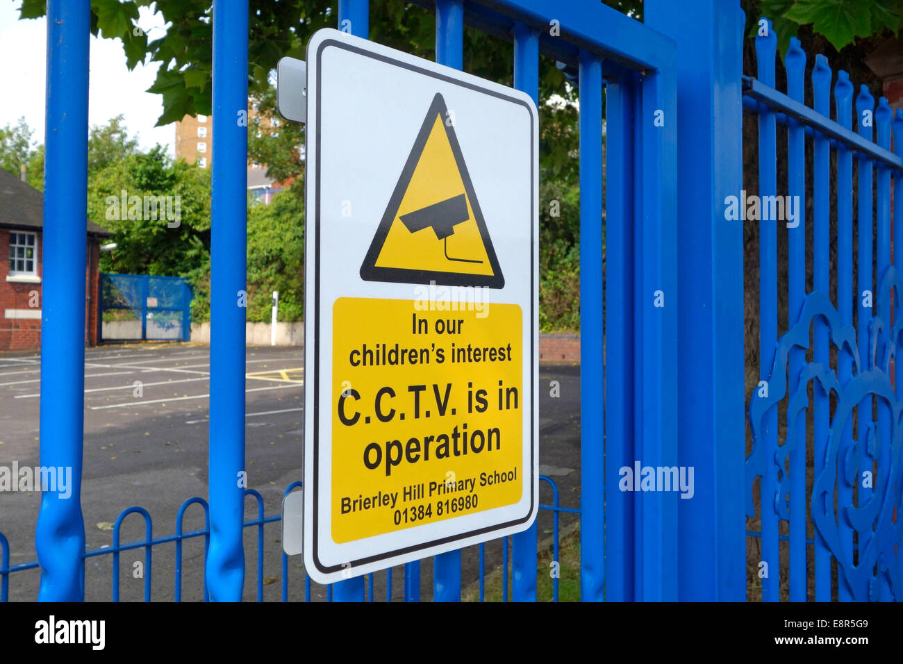C.C.T.V. En fonctionnement Avertissement, Brierley Hill Primary School, Mill St, Brierley Hill, West, mid, England, UK Banque D'Images
