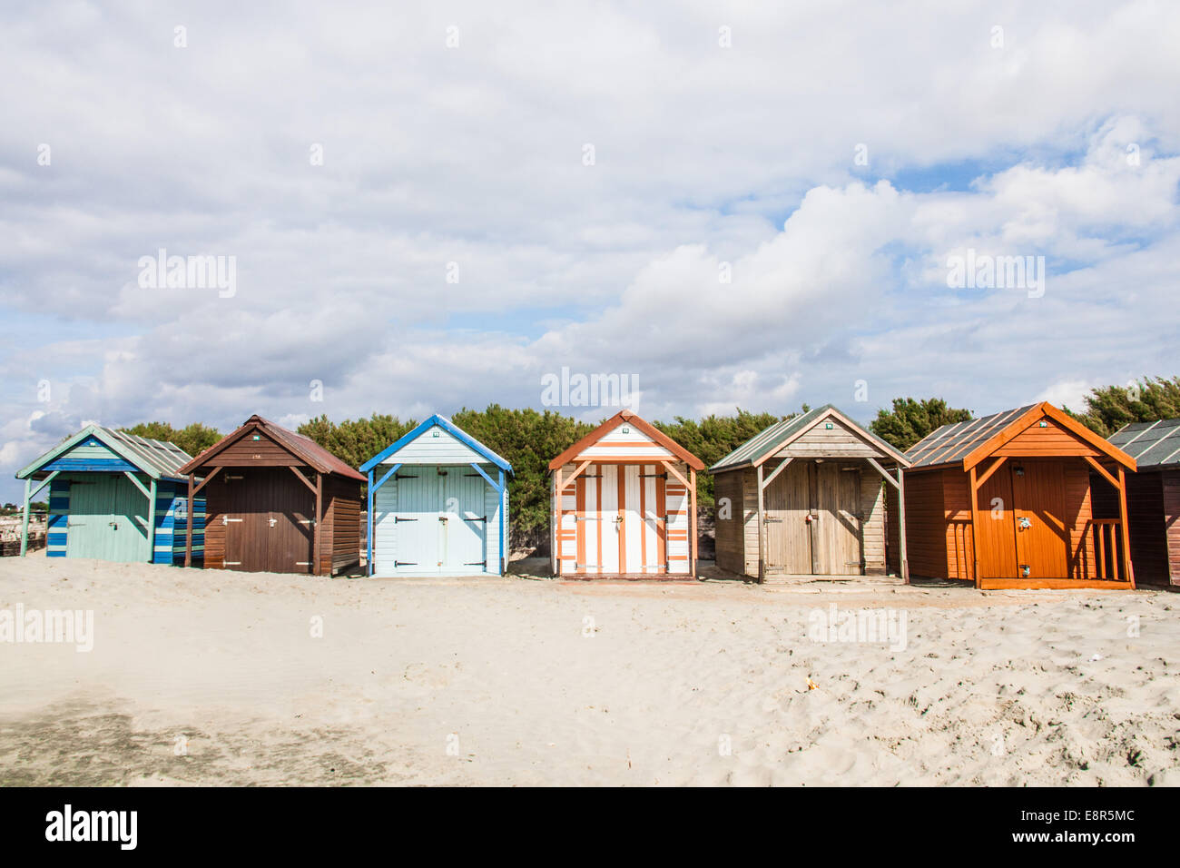 Une rangée de cabines de plage traditionnel West Wittering beach Sussex England UK Banque D'Images
