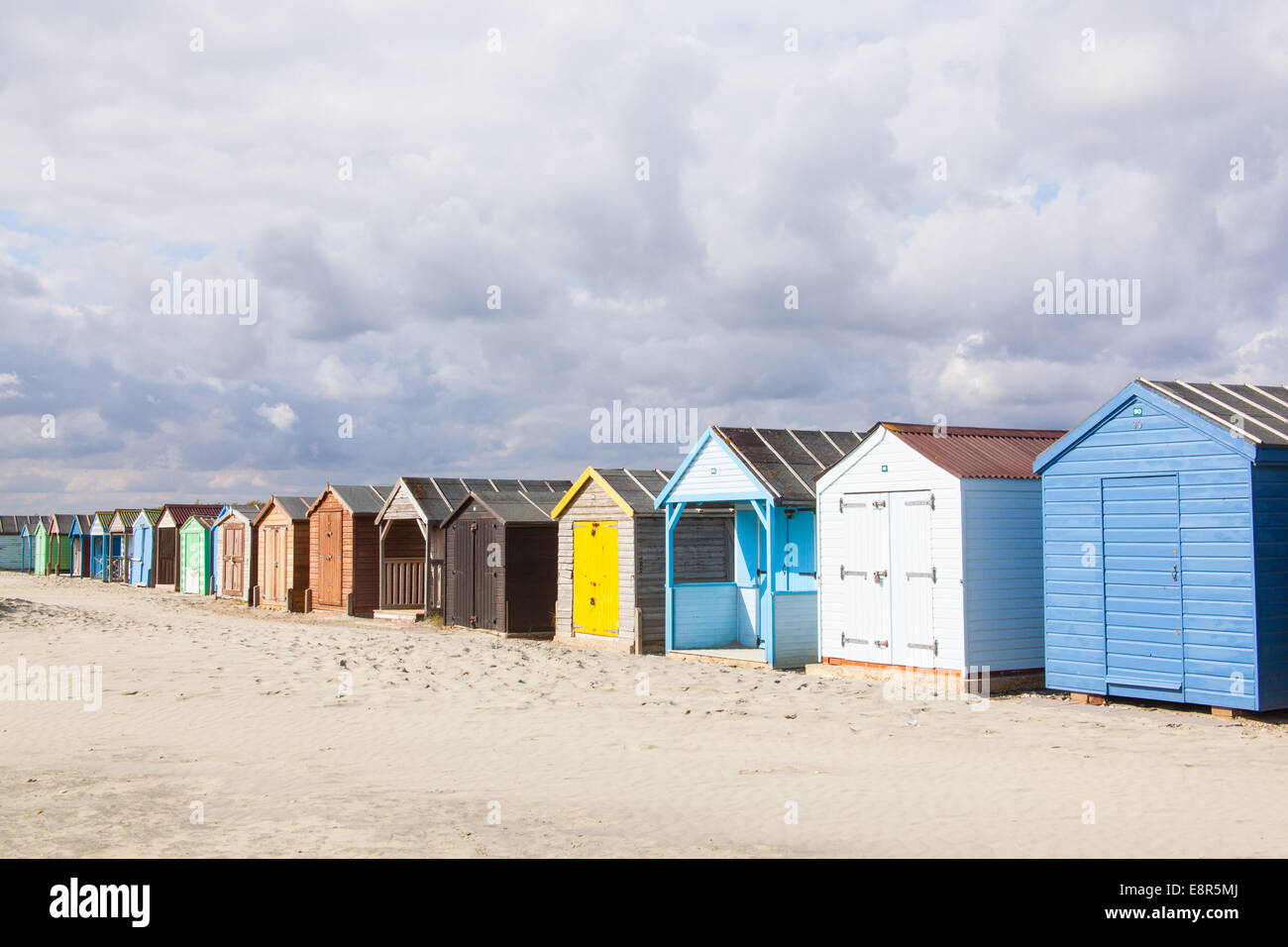 Une rangée de cabines de plage traditionnel West Wittering beach Sussex England UK Banque D'Images